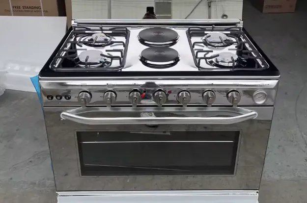 Cuisinière  autonome 4 plaques à gaz , 2 plaques électriques + four